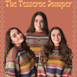 Könnte beinhalten: Drei Personen tragen bunte Pullover mit Mustern. Die Pullover zeigen eine Mischung aus Orange, Gelb, Grün, Lila und Blau. Der Text "The Tesserae Jumper" befindet sich oben im Bild, vor einem rostfarbenen Hintergrund.