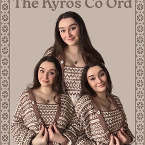 Könnte beinhalten: Der Text „The Kyros Co Ord“ wird über drei Frauen angezeigt, die passende Stricksets in Braun und Weiß tragen. Jedes Set enthält ein Oberteil mit quadratischem Ausschnitt und eine Strickjacke mit Knöpfen. Die Frauen tragen Halsketten.
