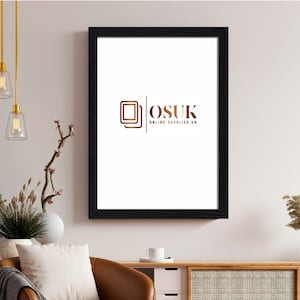 Peut inclure: Un cadre photo rectangulaire noir &agrave; la finition textur&eacute;e contenant un insert blanc. L'insert pr&eacute;sente un logo avec deux carr&eacute;s superpos&eacute;s et le texte "OSUK ONLINE SUPPLIES UK" en couleur bronze m&eacute;tallique centr&eacute; sur le fond blanc.