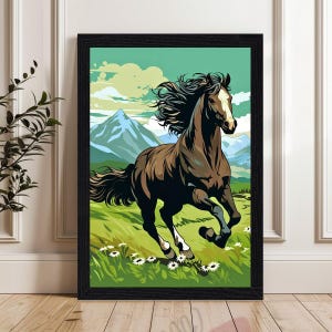 Peut inclure: Une impression d'art encadr&eacute;e repr&eacute;sentant un cheval brun fonc&eacute; avec une liste blanche sur le visage galopant dans une prairie verte parsem&eacute;e de fleurs blanches. En arri&egrave;re-plan, des montagnes bleues sous un ciel vert clair nuageux.