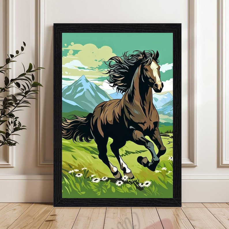 Peut inclure: Une impression d'art encadr&eacute;e repr&eacute;sentant un cheval brun fonc&eacute; avec une liste blanche sur le visage galopant dans une prairie verte parsem&eacute;e de fleurs blanches. En arri&egrave;re-plan, des montagnes bleues sous un ciel vert clair nuageux.