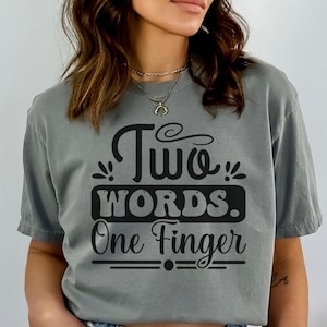 Deux mots un doigt Fuck Off SVG & PNG conception explicite, humour adulte fichier pour Cricut, svg sarcastique adulting disant sublimation conception de chemise