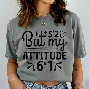 5'2 pero mi actitud 6'1 SVG & PNG, Chica corta divertida Camisa de regalo Diseño Confianza Hierro sarcástico en archivo, Archivo cortable, Mujer svg, Cricut