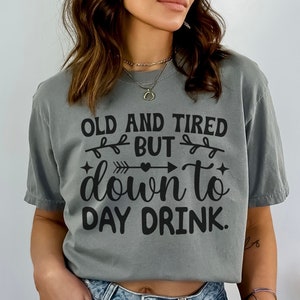 Viejo y cansado pero hasta el día Bebida SVG & PNG Diseño divertido de camisa para beber para adultos, regalo de humor universitario para él, mamá de moda atrevida Cricut