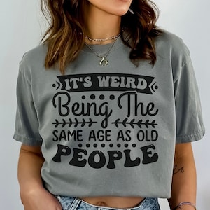 C'est étrange d'avoir le même âge que les personnes âgées SVG & PNG anniversaire drôle chemise design 60e 70e 80e anniversaire chemise pour grand-père, fichier de blague papa