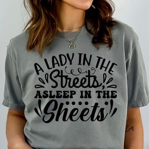 Une dame dans la rue endormie dans les draps Fichier de conception de chemises drôles PNG & SVG pour Cricut, téléchargement uniquement, cadeau pour créations manuelles de petite amie endormie