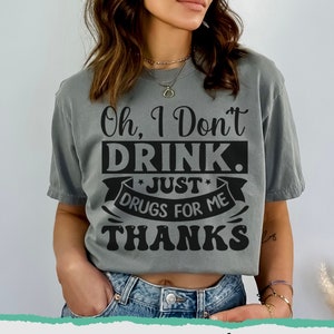 Ich trinke nicht nur Medikamente PNG & SVG, sarkastisches lustiges 420 freundliches svg Weed Lover-Shirt-Design für sie, Cricut-Sublimationsschnittdatei, DIY-Geschenk