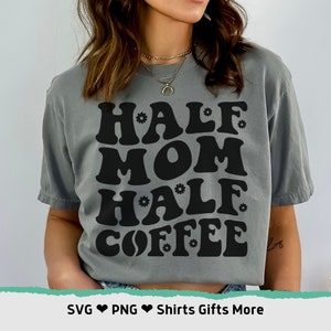 Moitié maman moitié café SVG & PNG svg maman fatiguée drôle, clipart amateur de café, conception de chemise pour la fête des mères, fichier texte ondulé tendance, téléchargement immédiat