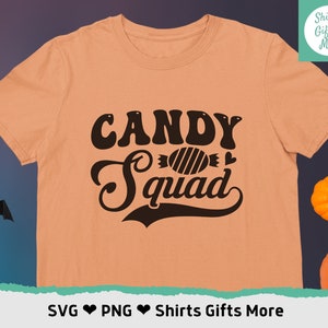 Könnte beinhalten: Orangefarbenes T-Shirt mit dem Text "CANDY SQUAD" in Schwarz mit einer Bonbon-Grafik. Der Text ist in einem Retro-Schriftart-Stil.