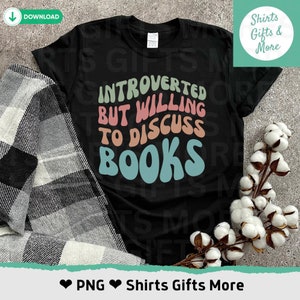 Boekenliefhebber PNG Introvert maar bereid om boeken te bespreken Bibliothecaris PNG Boekenwurm Reading Shirt Design Introvert Leesgrage Retro golvende tekst png