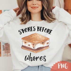 S'mores antes de Wh*res Archivo PNG para adultos para camisas, Humor divertido para adultos Acuarela Smore Camping diseño amante, Juegos de palabras gastronómicos, Sublimación de senderismo <3