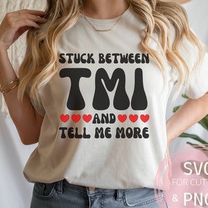 Atrapado entre TMI y Dime más SVG & PNG Refranes divertidos Gossip drama taza de té tumblr png Divertido png Diciendo diseños de camisas atrevidas sarcásticas <3