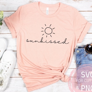 Sunkissed Summer Sun SVG & PNG Handgeschriebene Schreibschrift Sommer Kaffeetasse SVG Minimal Reise Urlaub Clipart Trendy Für Shirts Cricut Dateien <3