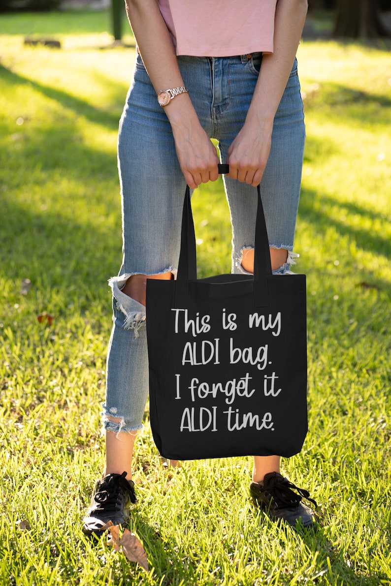 Op de afbeelding: Een zwarte tote bag met de tekst "This is my ALDI bag. I forget it ALDI time." in wit gedrukt.
