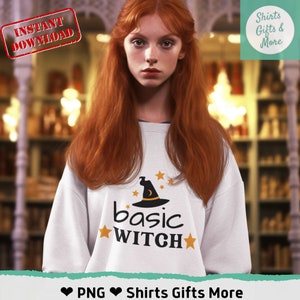 以下が含まれることがあります： 「basic WITCH」の文字が黒で書かれた白いスウェットシャツ、魔女の帽子グラフィック、金色の星。画像には「Shirts Gifts & More」と「Instant Download」の文字も含まれています。モデルは長い赤毛です。