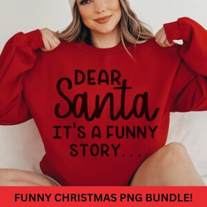 Puede incluir: Una sudadera roja con el texto "Dear Santa it's a funny story..." en negro.