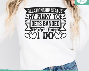 Beziehungsstatus My Pink Toe bekommt mehr geknallt als ich SVG & PNG, Lustiges single Mädchen svg für Cricut, Sublimationsdatei, geschiedene frau svg