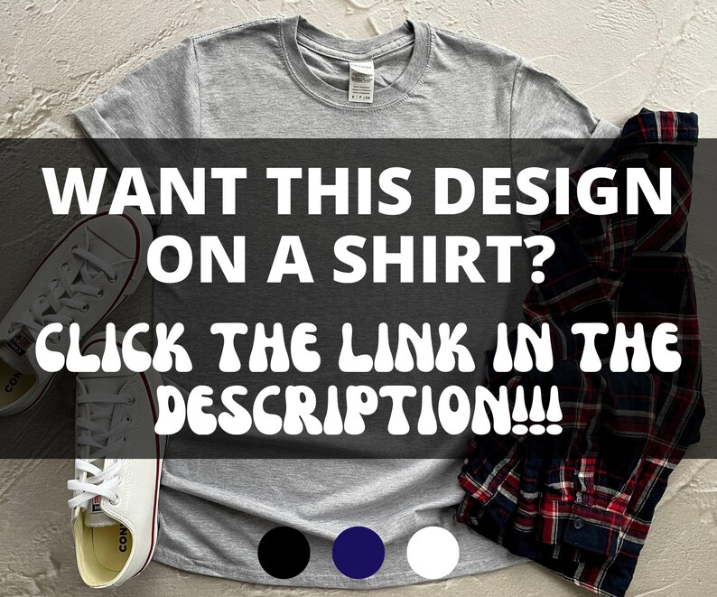 Puede incluir: Una camiseta gris con el texto "WANT THIS DESIGN ON A SHIRT? CLICK THE LINK IN THE DESCRIPTION!!!" en blanco. La camiseta est&aacute; colocada sobre una superficie blanca con un par de zapatillas blancas y una camisa de cuadros encima. Hay tres muestras de color debajo del texto: negro, azul marino y blanco.