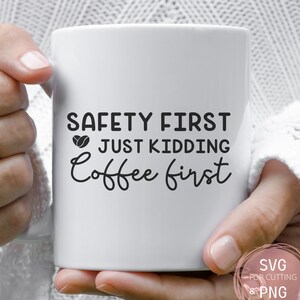 Safety First JK Coffee Primer archivo PNG & SVG para cricut y pod Uso comercial gratuito Café de sublimación sobre diseños, regalos de Navidad diy