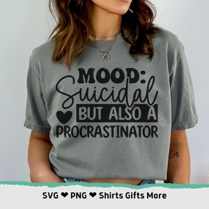 Estado de ánimo suicida pero un procrastinador PNG & SVG Archivo de humor oscuro para Cricut, Archivos de sublimación divertidos, Adultos Ofensivo Sociópata Mamá camisa svg