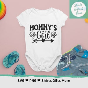 Mama's meisje SVG & PNG, baby outfit SVG-bestand voor Cricut, baby gender reveal SVG, schattige outfit voor peuter, sublimatiebestand, baby meisje SVG