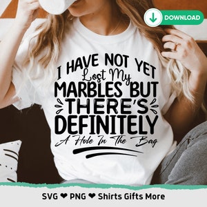 Ich habe nicht alle meine Murmeln verloren, aber es gibt ein Loch in der Tasche SVG & PNG, lustige Mama svg für Cricut, Altern svg, Geburtstags svg, Senior svg