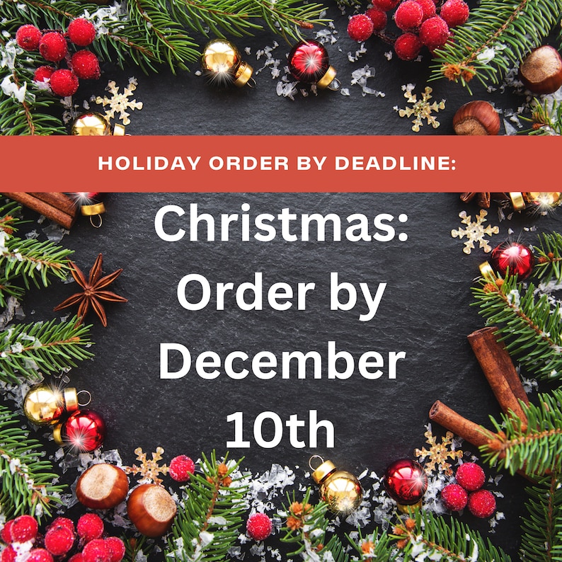 Puede incluir: Un fondo negro con una pancarta roja que dice "HOLIDAY ORDER BY DEADLINE:" y texto blanco que dice "Christmas: Order by December 10th". El fondo est&aacute; decorado con ramas de con&iacute;feras, bayas rojas, adornos dorados y palitos de canela.