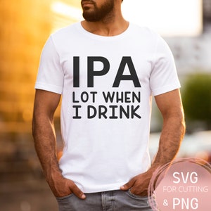 Può includere: Maglietta bianca con testo nero che dice "IPA Lot When I Drink".