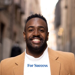 Peut inclure: Un homme souriant portant une veste marron sur une chemise blanche avec le texte "For Success" imprim&eacute; dessus.