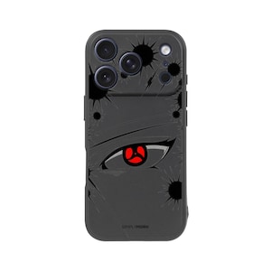 Op de afbeelding: Zwarte telefoonhoes met een afbeelding van een rood oog met een zwarte pupil en een driedelig ontwerp. De hoes heeft een gebarsten glaseffect en de tekst "SIMPLYMDRN" onderaan.