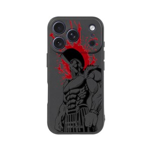 Puede incluir: Funda de teléfono negra con un guerrero espartano con casco y armadura. El diseño incluye un efecto de salpicadura rojo. La funda tiene recortes para la cámara y los botones del teléfono.