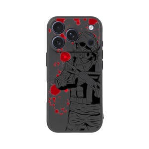 Puede incluir: Funda de teléfono negra con una ilustración detallada de un soldado con máscara de gas sosteniendo un rifle. Acentos rojos salpicados están dispersos por la funda. La funda tiene un acabado mate y está diseñada para un teléfono inteligente.