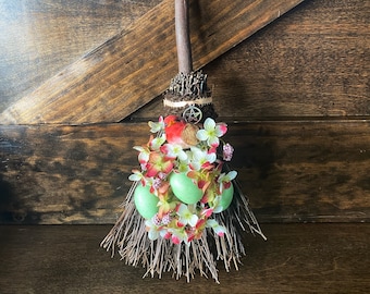 Ostara Besen: Frühlingshaftes Hexen Altar Dekor mit Vintage Blumen