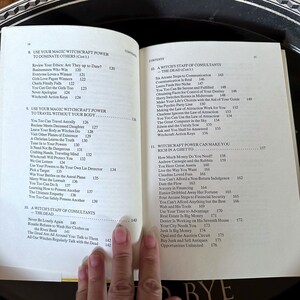 K&ouml;nnte beinhalten: Ein offenes Buch mit gelbem Einband und schwarzem Text. Das Buch tr&auml;gt den Titel "Witchcraft Power" und enth&auml;lt Kapitel dar&uuml;ber, wie man andere dominiert, ohne seinen K&ouml;rper reist und Geld verdient.