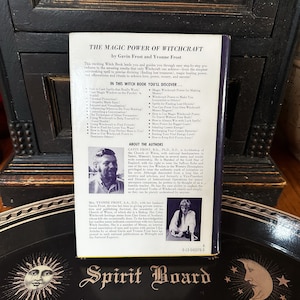 K&ouml;nnte beinhalten: Ein Vintage-Buchcover mit einem Schwarzwei&szlig;foto eines Mannes und einer Frau. Der Buchtitel lautet "The Magic Power of Witchcraft" von Gavin Frost und Yvonne Frost. Das Cover enth&auml;lt auch eine Beschreibung der Autoren und ihrer Qualifikationen.