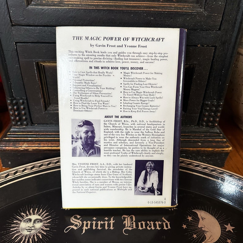 K&ouml;nnte beinhalten: Ein Vintage-Buchcover mit einem Schwarzwei&szlig;foto eines Mannes und einer Frau. Der Buchtitel lautet "The Magic Power of Witchcraft" von Gavin Frost und Yvonne Frost. Das Cover enth&auml;lt auch eine Beschreibung der Autoren und ihrer Qualifikationen.