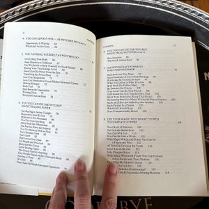 K&ouml;nnte beinhalten: Offenes Buch mit wei&szlig;em Hintergrund und schwarzem Text. Das Buch tr&auml;gt den Titel "You Too Can Use the Witches' Magic Healing Power". Das Buch ist auf einer Seite ge&ouml;ffnet, die die &Uuml;berschrift "Use Your Magic Witchcraft Power to Dominate Others" tr&auml;gt.