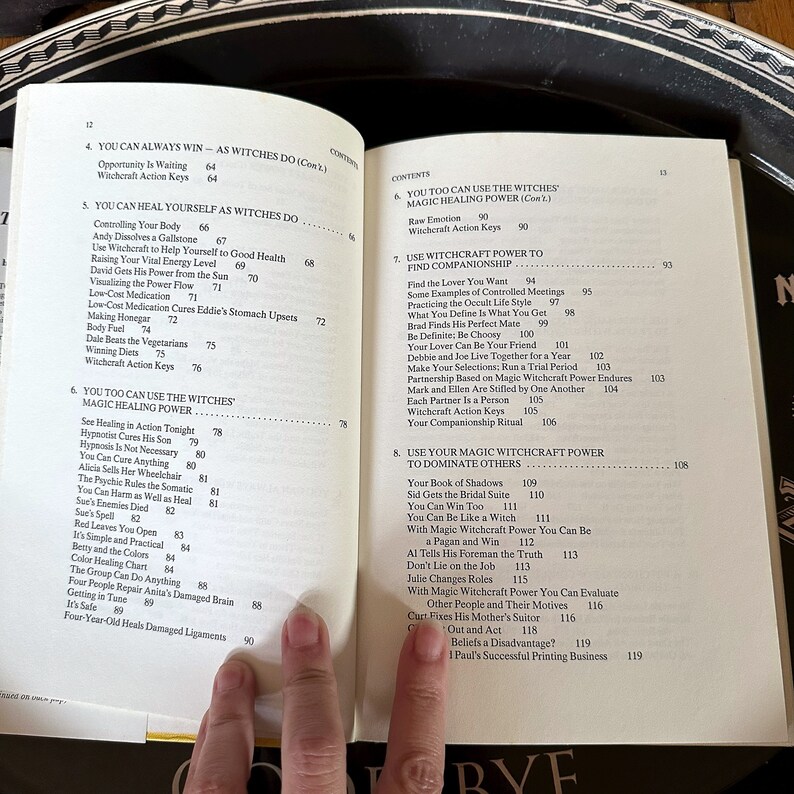 K&ouml;nnte beinhalten: Offenes Buch mit wei&szlig;em Hintergrund und schwarzem Text. Das Buch tr&auml;gt den Titel "You Too Can Use the Witches' Magic Healing Power". Das Buch ist auf einer Seite ge&ouml;ffnet, die die &Uuml;berschrift "Use Your Magic Witchcraft Power to Dominate Others" tr&auml;gt.