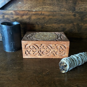 Vintage opbergdoos van gesneden hout: altaardecor met inlegwerk van schelpen