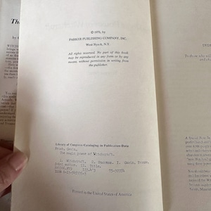 K&ouml;nnte beinhalten: Ein Buch mit dem Titel "The Magic Power of Witchcraft" von Cavin Frost und Yvonne Gavin. Der Buchumschlag ist wei&szlig; mit schwarzem Text. Die Copyright-Informationen befinden sich oben auf der Seite. Die Daten der Library of Congress Cataloging in Publication befinden sich unten auf der Seite.