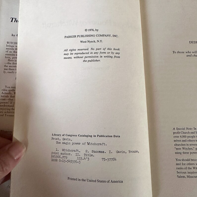 K&ouml;nnte beinhalten: Ein Buch mit dem Titel "The Magic Power of Witchcraft" von Cavin Frost und Yvonne Gavin. Der Buchumschlag ist wei&szlig; mit schwarzem Text. Die Copyright-Informationen befinden sich oben auf der Seite. Die Daten der Library of Congress Cataloging in Publication befinden sich unten auf der Seite.