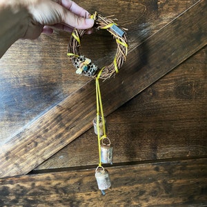 Schutzglocken: Handgefertigter Türschmuck mit Bienenmotiv