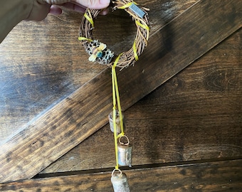 Schutzglocken: Handgefertigter Türschmuck mit Bienenmotiv