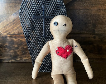 Handgemachte Voodoo Puppe in Sargbox - Gothic Dark Valentine Art