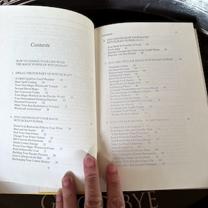 K&ouml;nnte beinhalten: Ein Buch mit dem Titel "Wie du dein Leben mit der magischen Kraft der Hexerei ver&auml;ndern kannst" mit einem Inhaltsverzeichnis, das Kapitel &uuml;ber Zauber, Hexenkraft, die Nutzung der magischen Hexenkraft und das Gewinnen als Hexe listet.