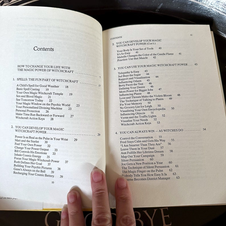 K&ouml;nnte beinhalten: Ein Buch mit dem Titel "Wie du dein Leben mit der magischen Kraft der Hexerei ver&auml;ndern kannst" mit einem Inhaltsverzeichnis, das Kapitel &uuml;ber Zauber, Hexenkraft, die Nutzung der magischen Hexenkraft und das Gewinnen als Hexe listet.