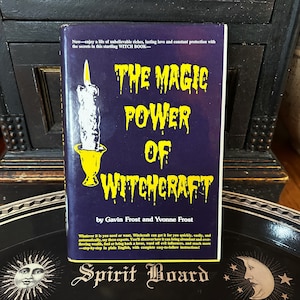 K&ouml;nnte beinhalten: Ein violettes Buch mit einem gelben Titel, der "The Magic Power of Witchcraft" von Gavin Frost und Yvonne Frost lautet. Der Buchumschlag zeigt eine brennende Kerze in einem gelben Kerzenhalter.