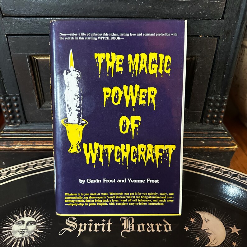 K&ouml;nnte beinhalten: Ein violettes Buch mit einem gelben Titel, der "The Magic Power of Witchcraft" von Gavin Frost und Yvonne Frost lautet. Der Buchumschlag zeigt eine brennende Kerze in einem gelben Kerzenhalter.