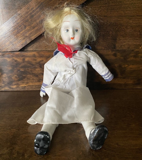 Bambola marinaio in porcellana vintage: decorazioni inquietanti