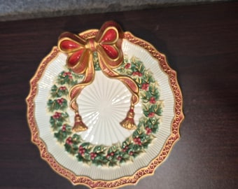 Prato para canapés Fitz & Floyd Noel Collection, modelo Red Ribbon Green Holly Ribbed